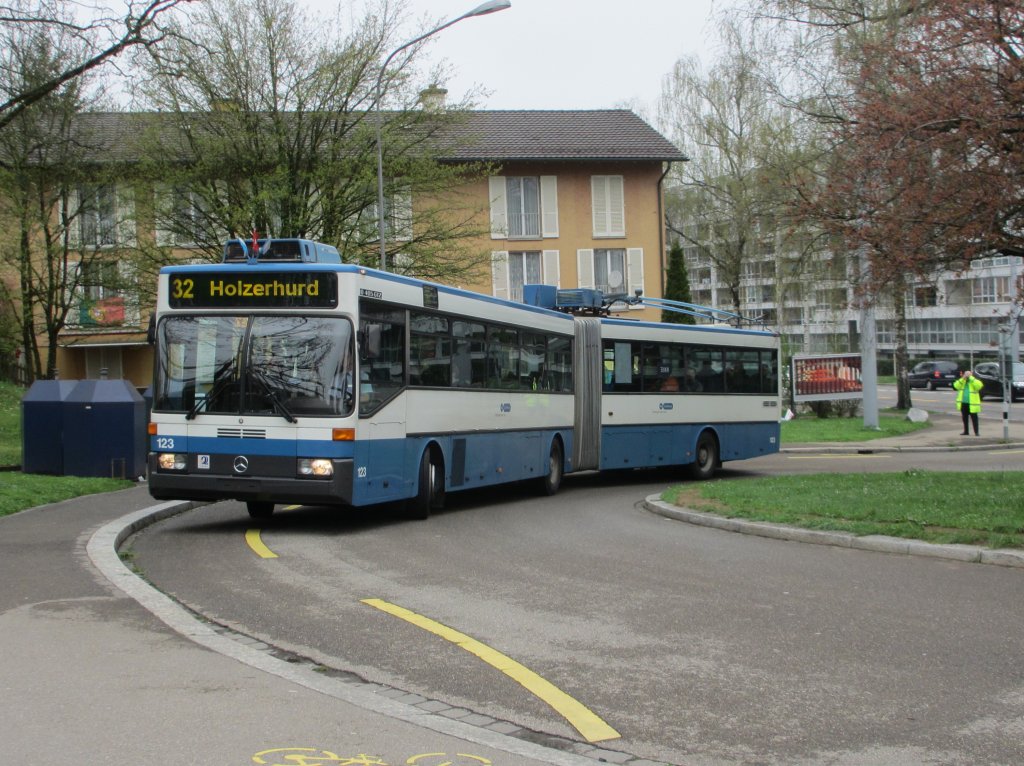 VBZ Nr. 123 am 21.4.2013 mit Hilfsmotor in der Wendeschlaufe Hungerbergstrasse (seit 1997 ohne Fahrleitung), bis 1986 war hier die Endstation Furttal der Linie 74.