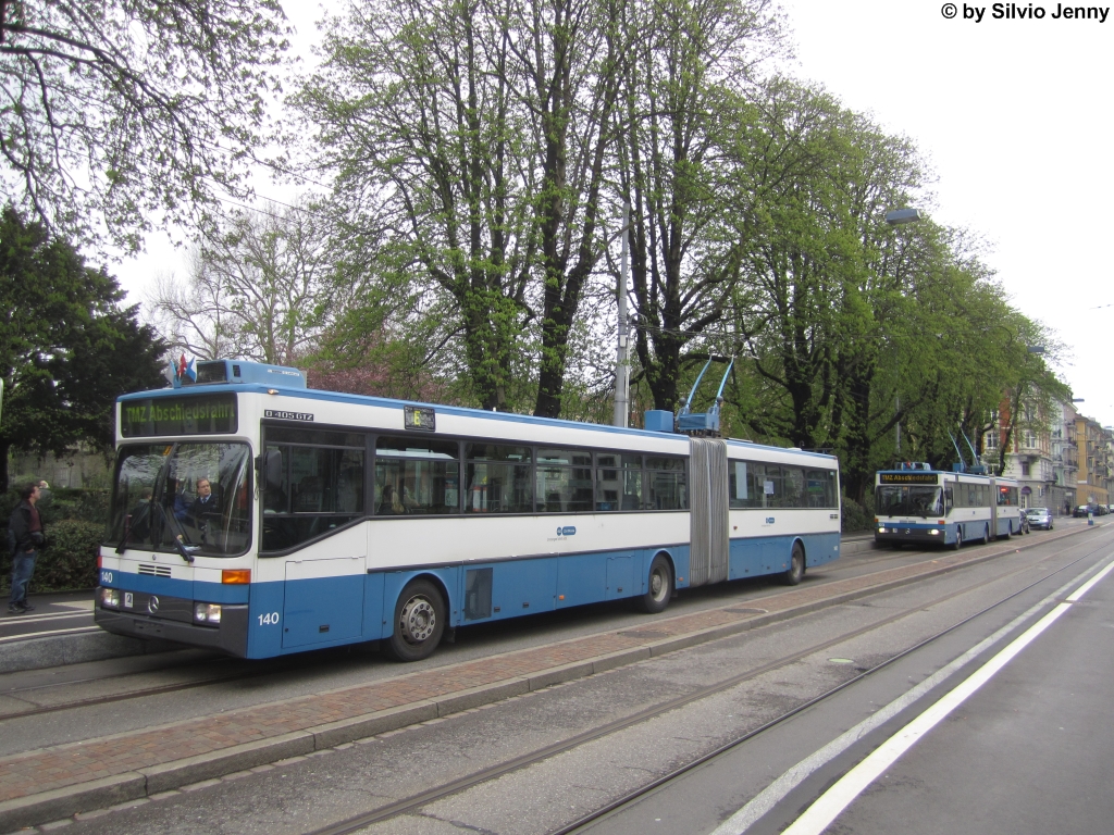 VBZ Nr. 140 + 123 (Mercedes O405GTZ) am 21.4.2013 bei der Bäckeranlage. Vom Helvetiaplatz zur Bäckeranlage existiert für Trolleybusse eine Dienststrecke, die nicht im normalen Passagierbetrieb befahren wird. Für die BEvölkerung steht dazu die Tramlinie 8 zur Verfügung. Deshalb sind Trolleybusse an dieser Stelle nur sehr selten zu sehen.