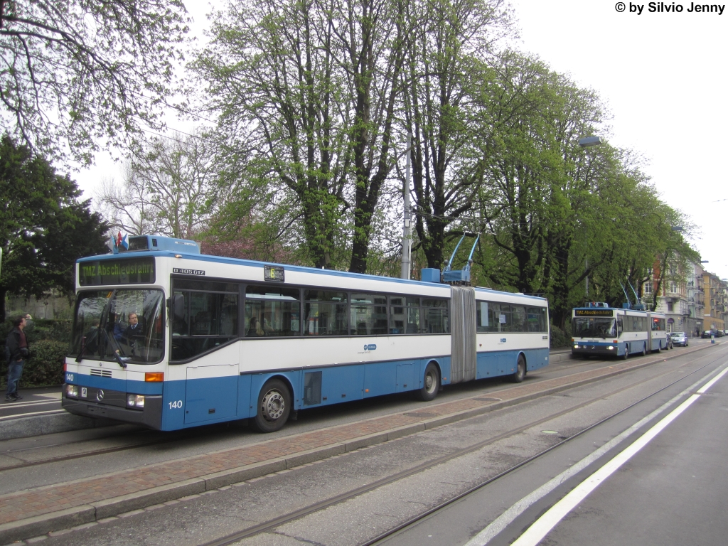 VBZ Nr. 140 + 123 (Mercedes O405GTZ) am 21.4.2013 bei der Bckeranlage. Vom Helvetiaplatz zur Bckeranlage existiert fr Trolleybusse eine Dienststrecke, die nicht im normalen Passagierbetrieb befahren wird. Fr die BEvlkerung steht dazu die Tramlinie 8 zur Verfgung. Deshalb sind Trolleybusse an dieser Stelle nur sehr selten zu sehen.