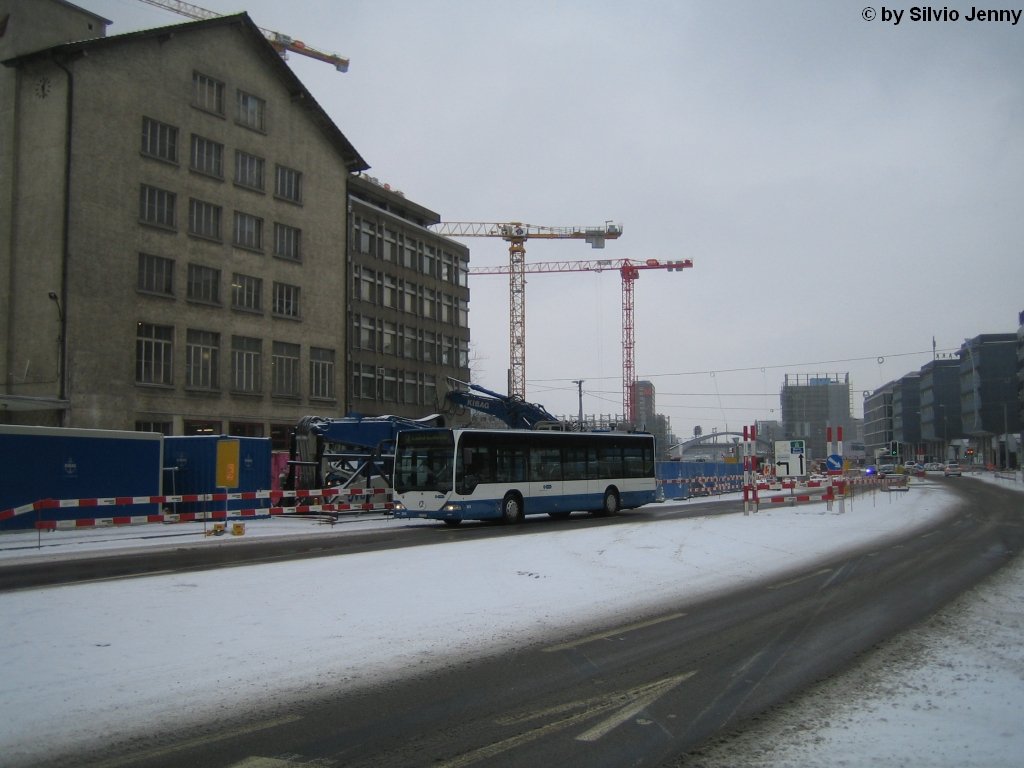 VBZ Nr. 293 (Mercedes Citaro O530, ex VZO Nr. 4) am 28.1.2010 beim Technopark, ist so ziemlich das lteste Gebude an der Pfingstweidstrasse. Derweils wird rund um den Technopark der PrimeTower gebaut, das bei der Fertigstellung das hchste Gebude der Schweiz sein wird.