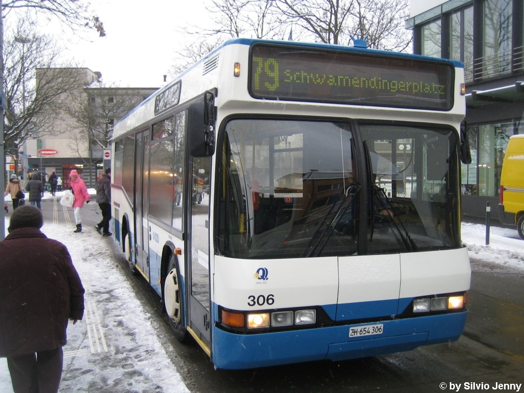 VBZ Nr. 306 (Neoplan N4009) am 28.1.2010 beim Schwamendingerplatz. Im Jahre 1998 kamen 9 Neoplan N4009 zur VBZ, die dann auf den Quartierbuslinien und Linien mit schwachen Fahrgastfrequenzen eingesetzt wurden. Heute spielen diese Fahrzeuge nur noch eine untergeordnete Rolle bei den VBZ. Dies zeigt sich, dass sie nur dem ''IBIS-Plus light'' Einbau unterzogen wurden, d.h. Ihnen wurden den TouchScreen für den Chauffeur, nicht aber den Bildschirm für die Fahrgäste eingebaut. Somit hat der Wagen im Innern nur eine akkustische, aber keine optische Fahrgastinformation.