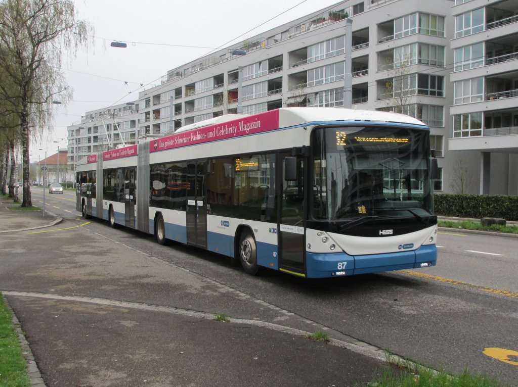 VBZ Nr. 87 am 21.4.2013 kurz vor der Haltestelle Hungerbergstrasse, am linken Bildrand die Einfahrt zur  alten  Kehrschleife.