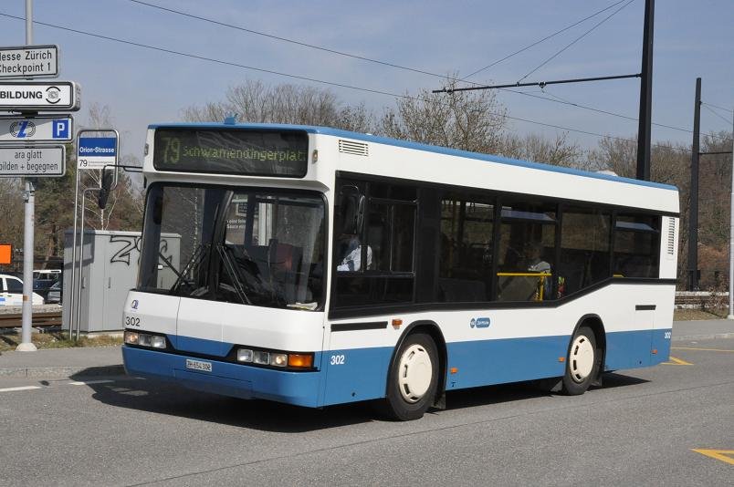 VBZ Zrich Nr. 302/ZH 654'302 Neoplan am 24. Mrz 2010 bei der Haltestelle Orion-Strasse der Linie 79.