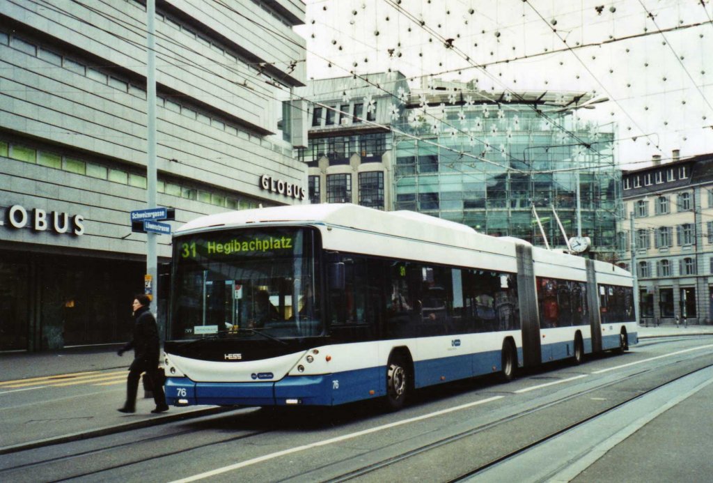 VBZ Zrich Nr. 76 Hess/Vossloh Doppelgelenktrolleybus am 13. Dezember 2009 Zrich, Lwenplatz