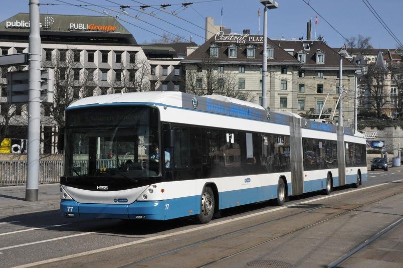 VBZ Zrich Nr. 77 Hess Doppelgelenktrolleybus am 24. Mrz 2010 auf der Bahnhofbrcke.