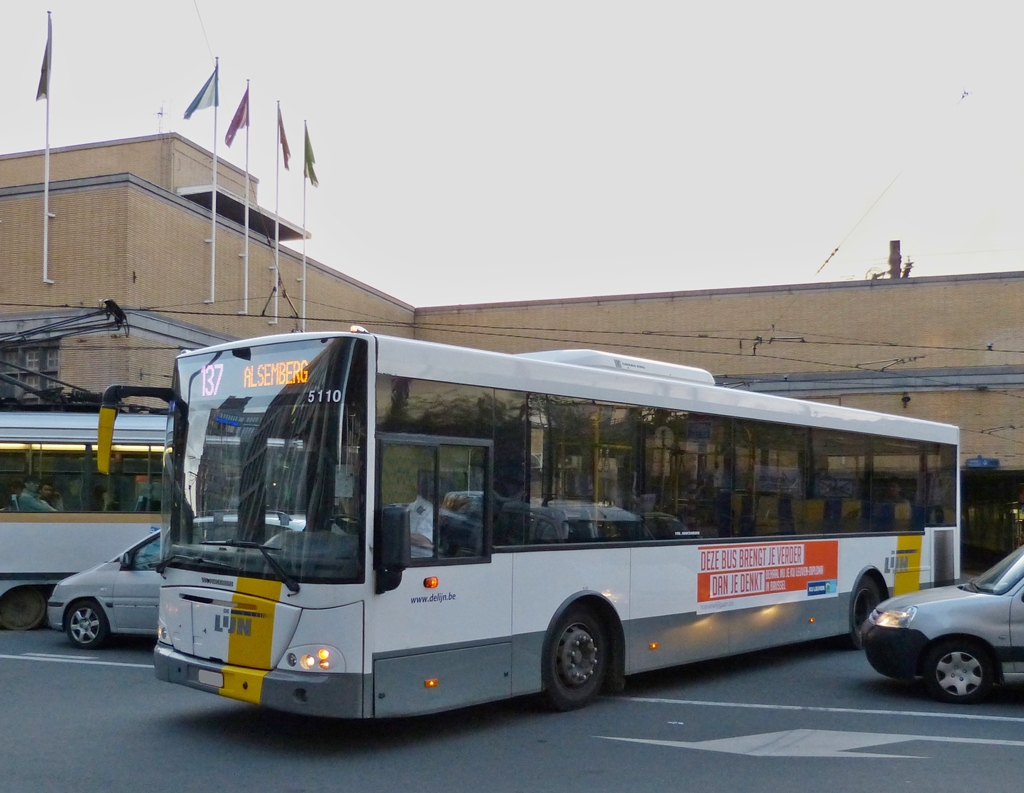 VDL Berkhhof von De Lijn. Auch am Abend ist es fr die Busfahrer nicht einfach sich mit ihren Fahrzeugen durch den Verkehr in Brssel Midi zu schlngeln.  10.05.2013
