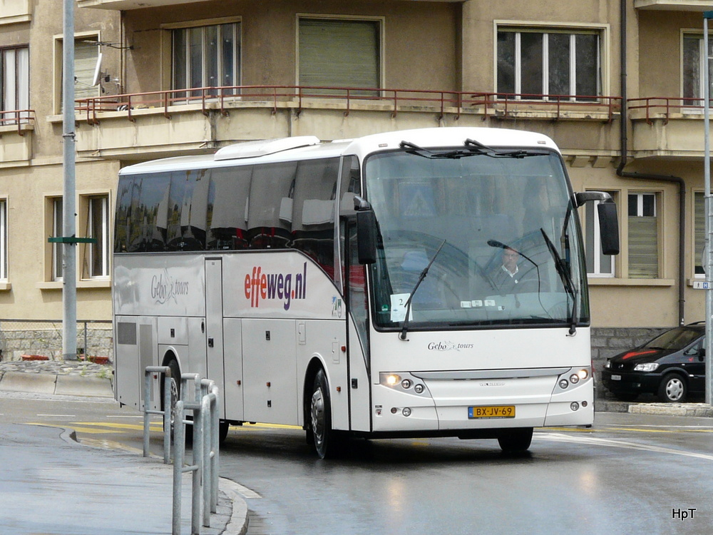 VDL Berkhof Reisecar unterwegs in der Stadt Brig am 27.04.2013