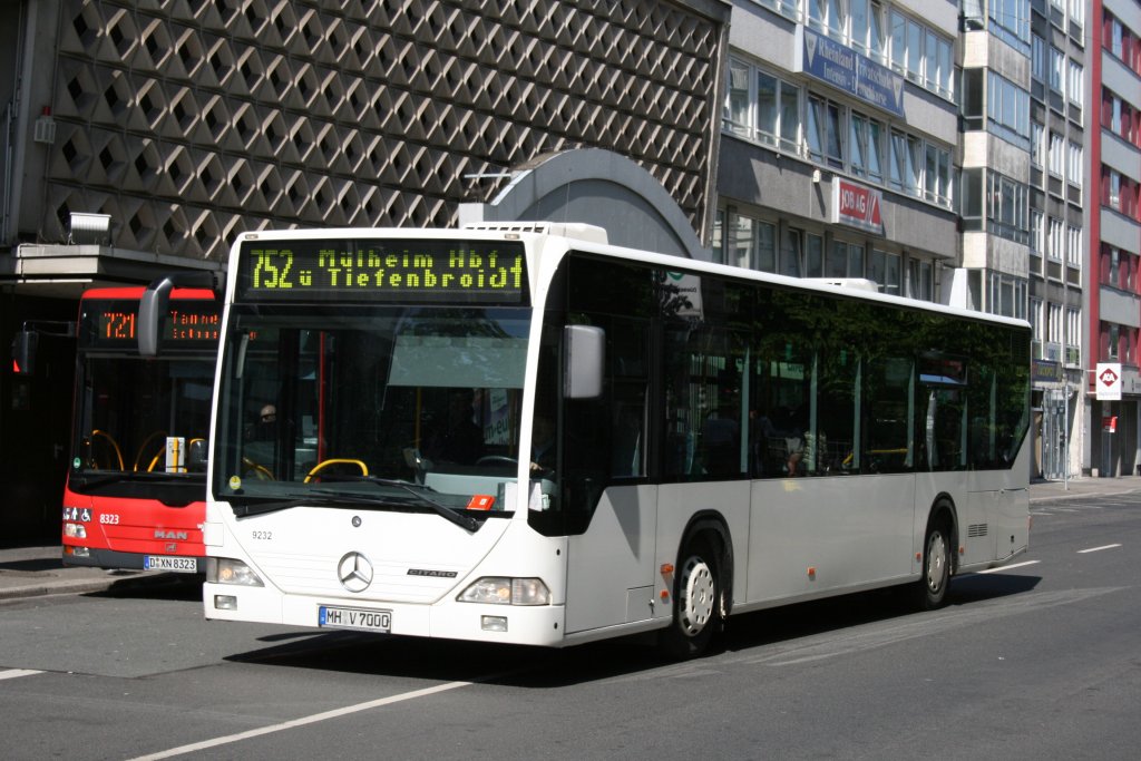 Vehar 9232 (MH V 7000) fhrt im Auftrag der Rheinbahn einen kurs der Linie 752 nach Mlheim/an der Ruhr.
Dsseldorf HBF, 2.6.2010 