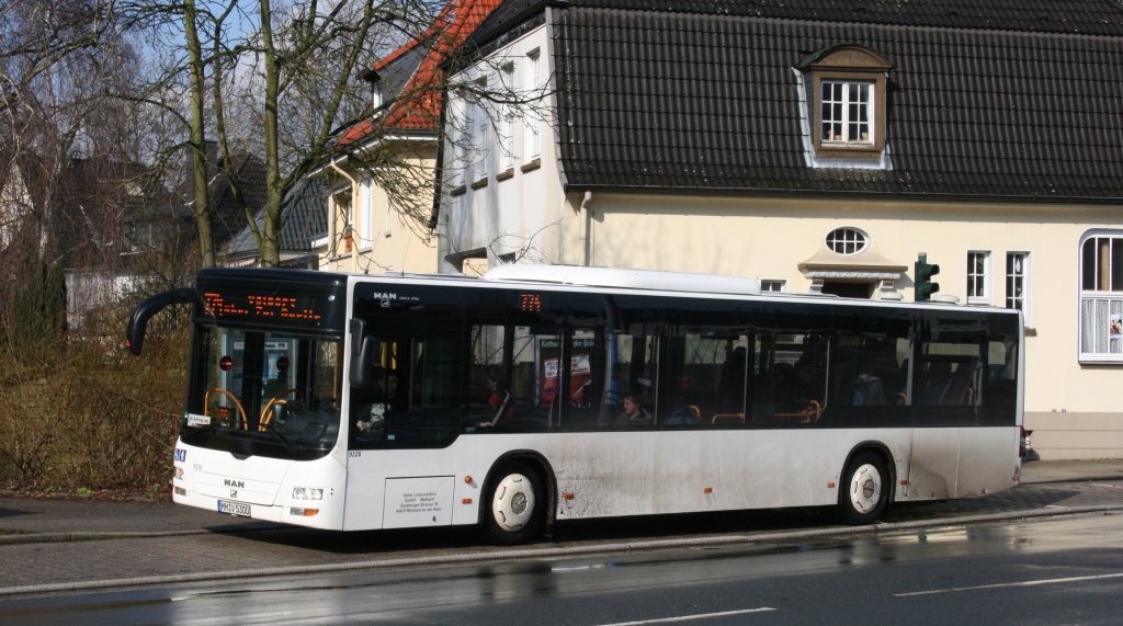 Vehar Reisen 9228 (MH V 5300) fhrt im Rheinbahn Auftragsverkehr die Linie 774 nach Velbert ber Heiligenhaus.
Aufgenommen an der Haltestelle Kettwig vor der Brcke,1.3.2010. 