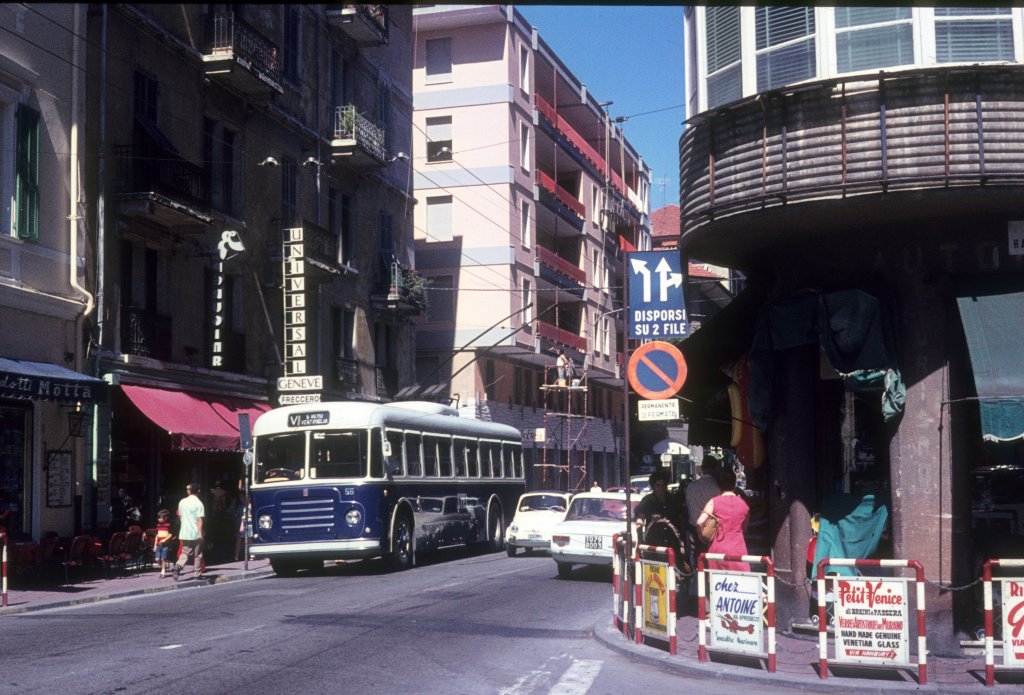 Ventimiglia am 30. Juni 1972: Auf dem Bild sieht man einen Obus, der auf der Ksteninie zwischen den beiden norditalienischen Stdten Sanremo und Ventimiglia ( filovia della Riviera dei Fiori ) fhrt. 