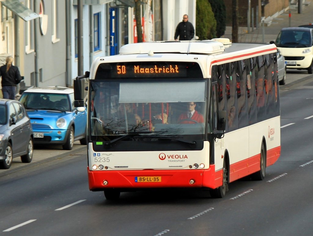 Veolia 5235 als Linie 50 auf der Aachener Vaalserstrasse unterwegs nach Maastricht.
