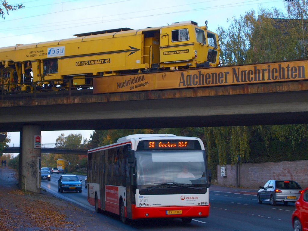 Veolia Transport Nr. 5181 im grenzberschreitenden Linienverkehr von Maastricht ber Vaals nach Aachen Hauptbahnhof. Das Bild wurde an der Vaalserstrasse in Aachen aufgenommen. Auf der Brcke werden die Gleise der Montzenroute nach Belgien neu gestopft.