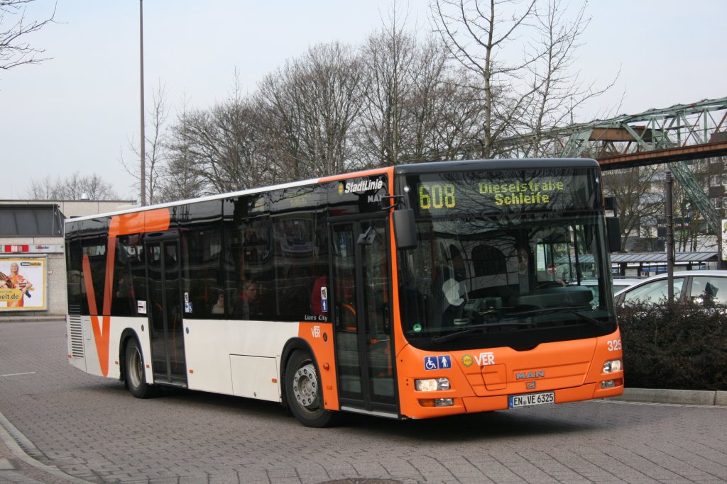 Ver 325 (EN VE 6325) am Bahnhof Oberbarmen mit der Linie 608.
17.3.2010