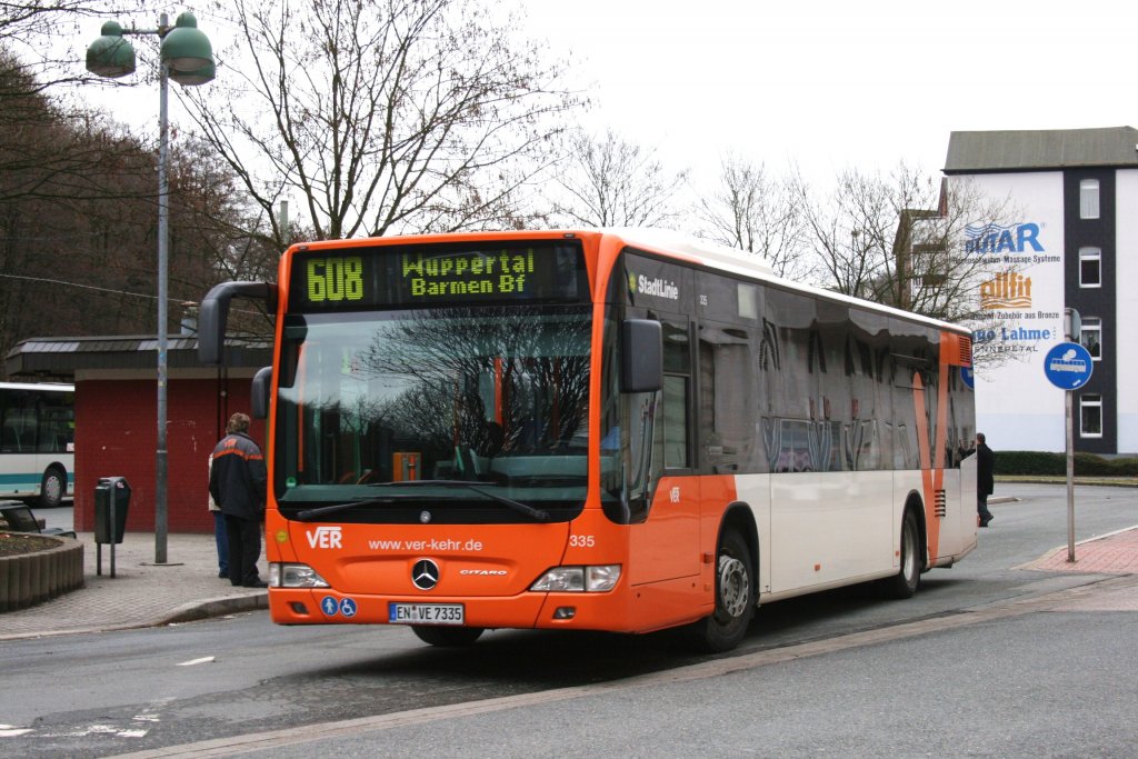 Ver 335 (EN VE 9335) mit der Linie 608 nach Wuppertal Bf.
Aufgenommen am Bus Bf Ennepetal, 27.2.2010.