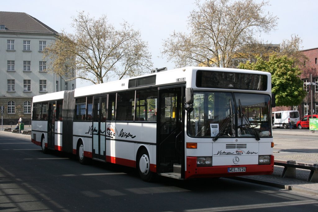 Verhuven (WES TV 24) mit fhrt am 24.4.2010 SEV zwischen Oberhausen und Wesel.
Hier steht der Wagen am HBF Oberhausen.
24.4.2010
