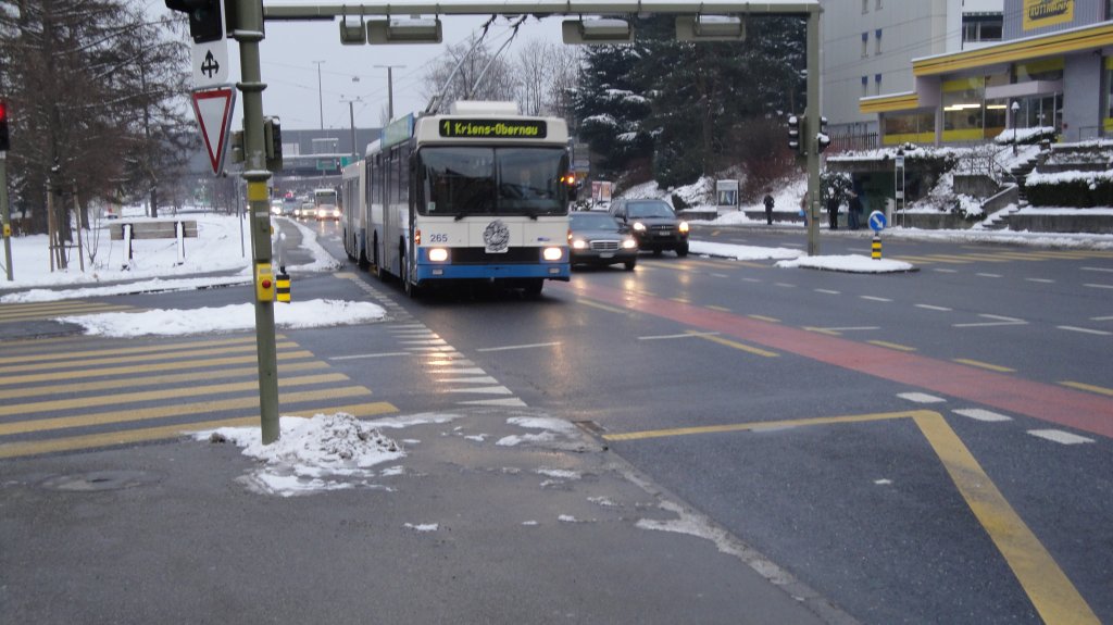 Verkehrsbetriebe Luzern: Ein VBL-Trolleybus der Linie 1 mit der Wagennummer 265 und dem Fasnachtskennzeichen trifft beim Kupferhammer in Kriens ein. In Luzern gibt es momentan 6 Trolleybuslinien. Verlngerungen der Linien und Ankndigungen auf weitere Trolleybuslinien sind im Gesprch.
