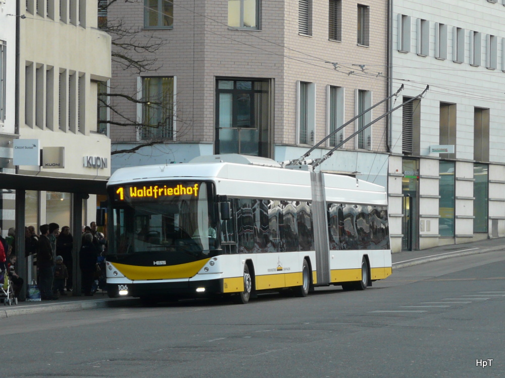 Verkehrsbetriebe Schaffhausen - Hess-Swisstrolley BGT-N2C  Nr.106 bei den Haltestellen vor dem Bahnhof in Schaffhausen am 01.03.2012