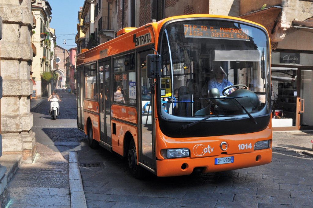 VERONA (Provincia di Verona), 28.09.2011, Wagen 1014 der ATV (Azienda Trasporti Verona) als Stadtbuslinie 71 kurz vor der Piazza Erbe