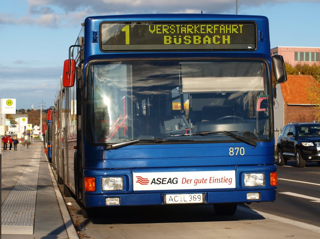 Verstrkerfahrt nach Bsbach wartet am 31.10.2010 vor dem Aachener Tivoli.