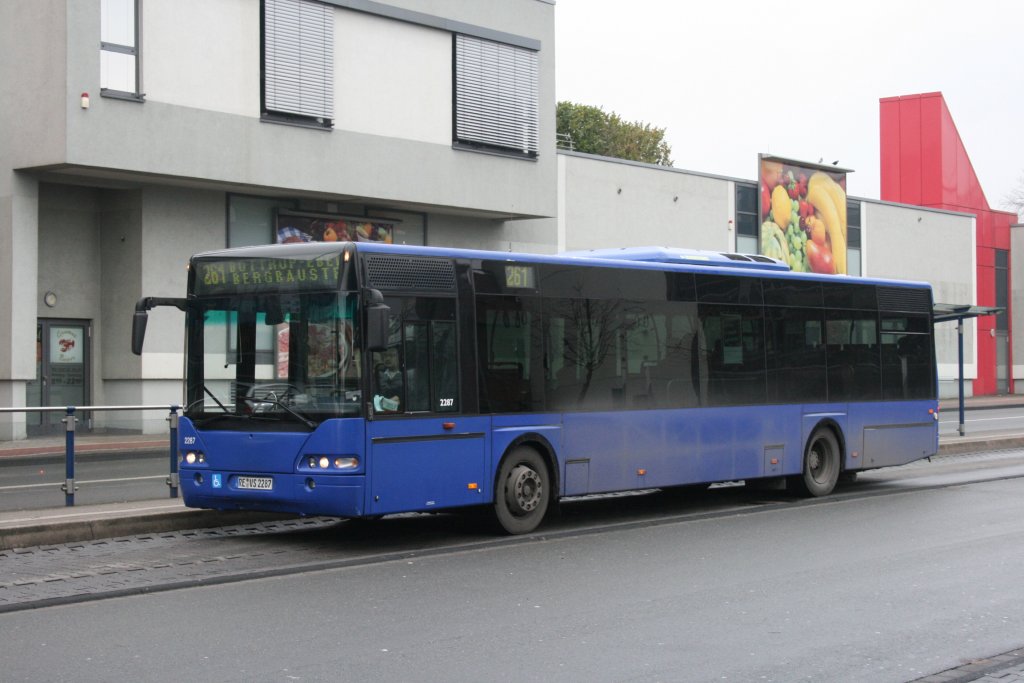 Vestische 2287 (RE VS 2287) hat mal fr die Volksbank geworben und wurde deshalb in den Blauen Farbtopf getaucht.
Aufgenommen am HBF Bottrop,19.1.2010.