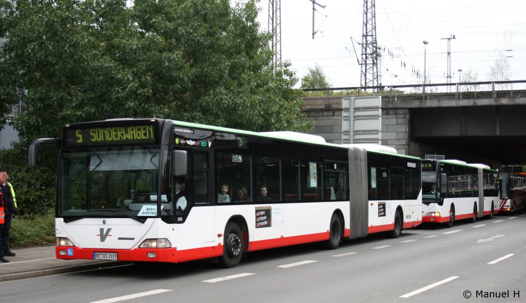 Vestische 2619 (RE VS 2619) an der Spitze von einer Busschlange am HBF Duisburg.
31.7.2010.