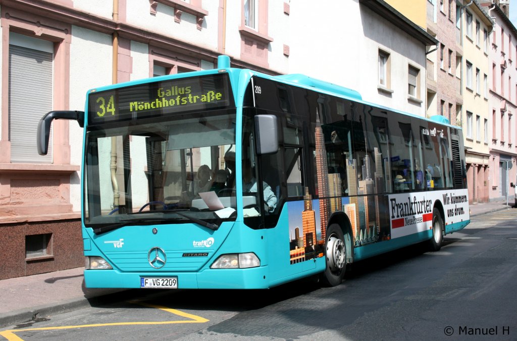 VGF 209 (F VG 209) mit Werbung fr die Frankfurter Neue Pressen.
Aufgenommen in Frankfurt Rdelheim, 22.8.2010.