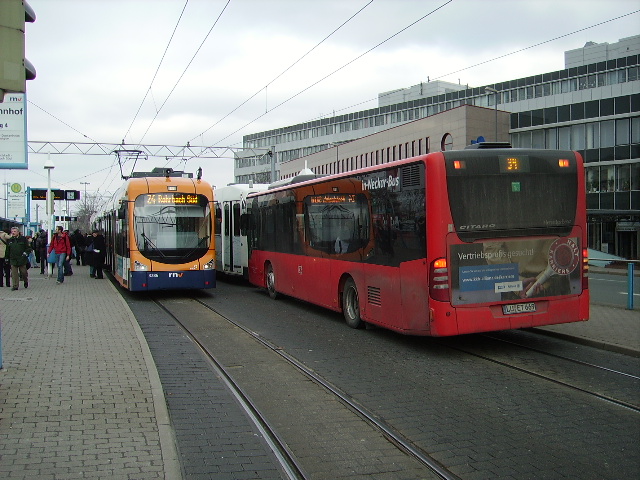 Viel Verkehr am Heidelberger Hbf am 28.01.11. Hier ein DB Rhein Neckar Bus Citaro hinter einer Straenbahn