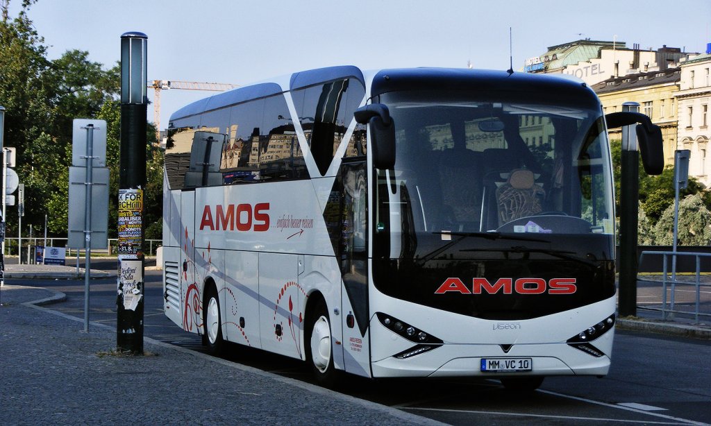 Viseon C10 MM-VC 10 von Amos Reisen GmbH, Memmingen, abgestellt am Parkplatz beim Prager Hauptbahnhof, 14. 7. 2013.