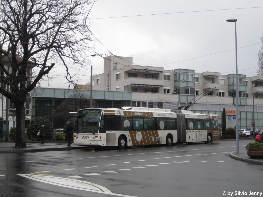 VMCV Nr. 10 ''Bonne Ftes'' (Van Hool AG300T) am 18.12.2012 beim Bhf. Villeneuve. Gleich mit einem ganzen Bus wnscht die VMCV jeweils frohe Festtage. Der Wagen wurde, was leider bei Tageslicht nicht sichtbar ist, mit einer LED-Lichterkette bestct, so dass der ganze Bus leuchtet.