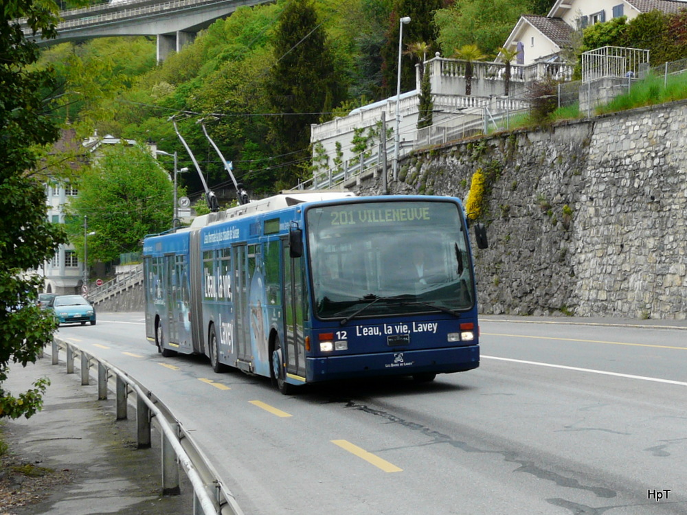 VMCV - VanHool Trolleybus Nr.12 unterwegs bei Villeneuve am 01.05.2012