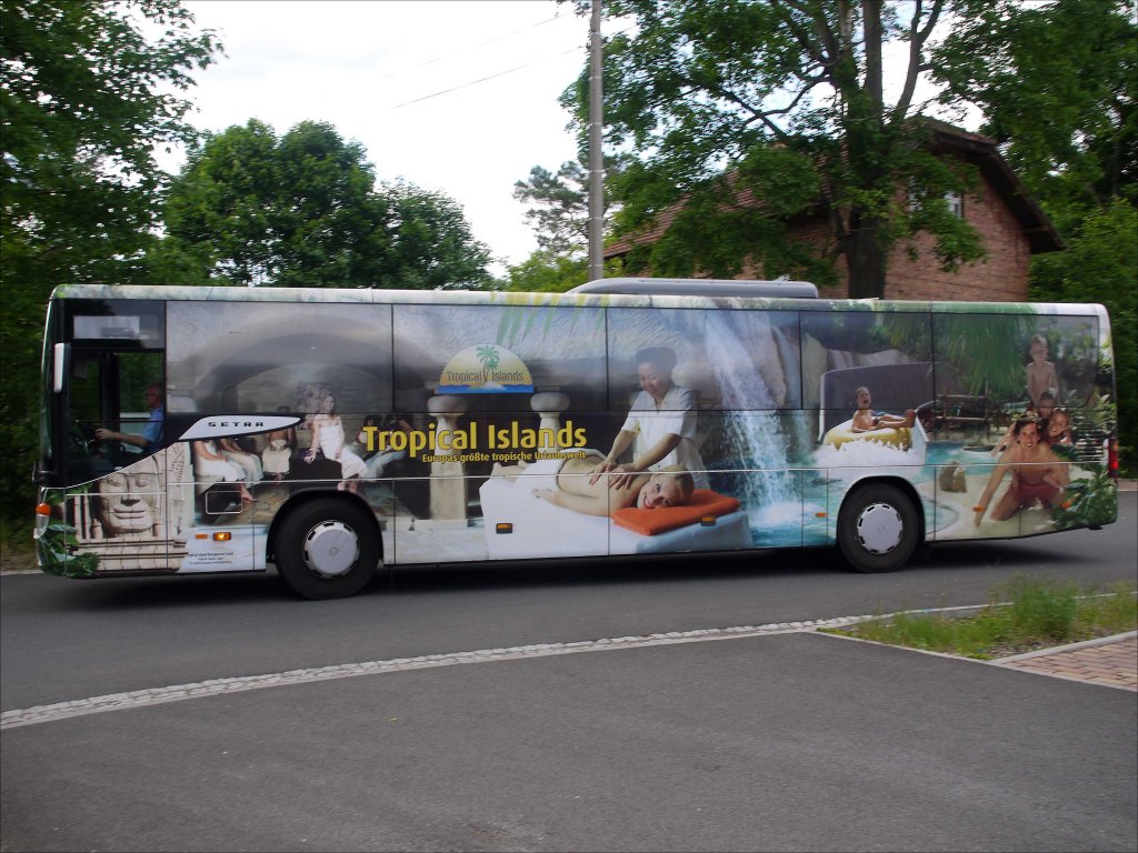 Vollflchige Werbung fr Tropical Islands - Europas grte tropische Urlaubswelt  (in der ehemaligen Cargo Lifter-Halle in Brandenburg) an einem SETRA-Bus; 28.05.2012