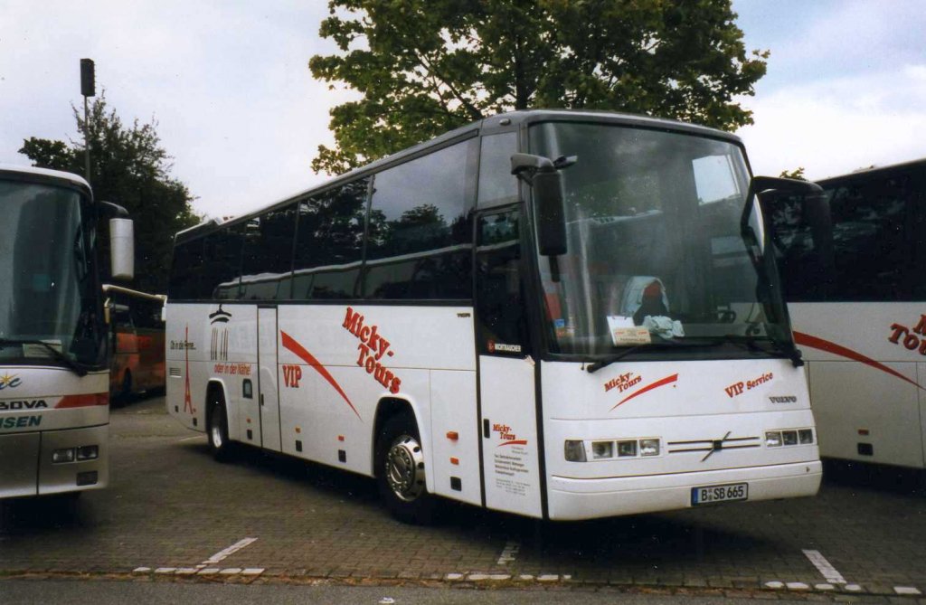 Volvo B12-600, aufgenommen im August 1998 auf dem Parkplatz der Westfalenhallen in Dortmund.