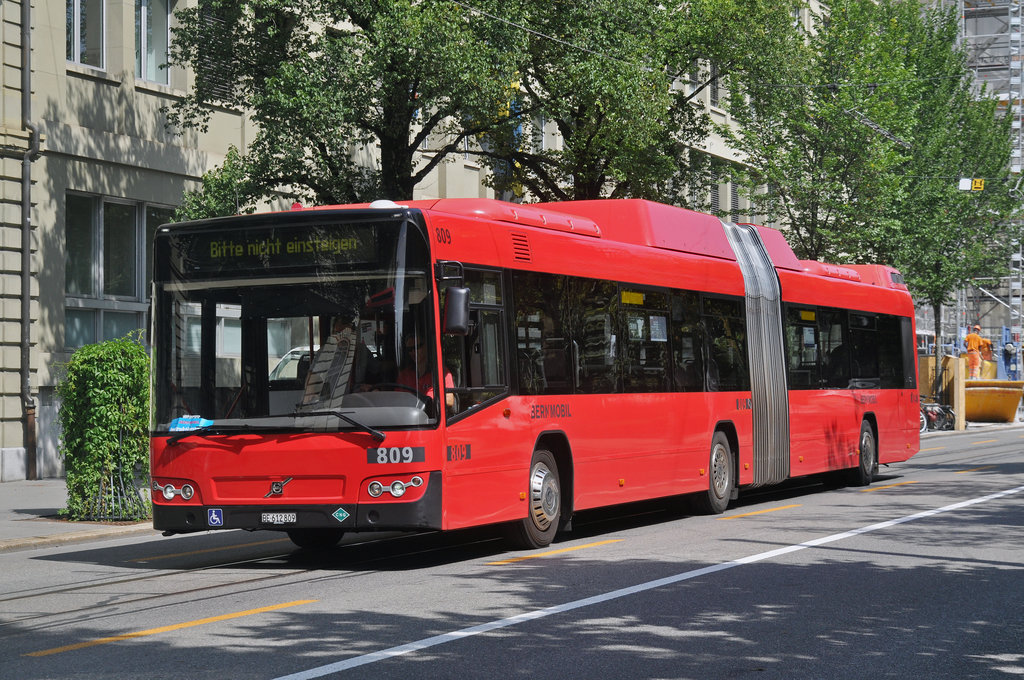 Volvo Bus 809, auf einer Probefahrt, fährt durch die Bundesgasse. Die Aufnahme stammt vom 25.08.2017.