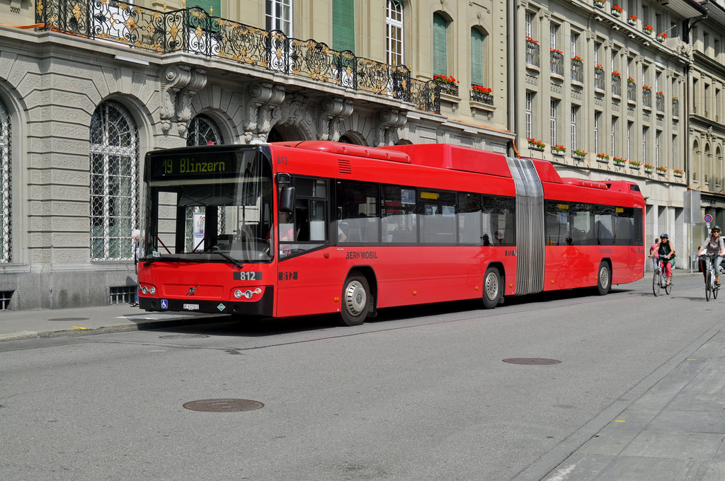 Volvo Bus 812, auf der Linie 19, bedient die Haltestelle beim Bundesplatz. Die Aufnahme stammt vom 25.08.2017.