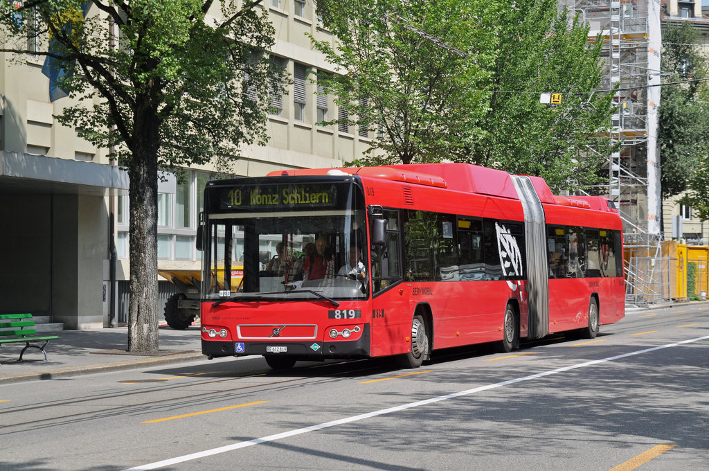 Volvo Bus 819, auf der Linie 10, fährt durch die Bundesgase. Die Aufnahme stammt vom 25.08.2017.