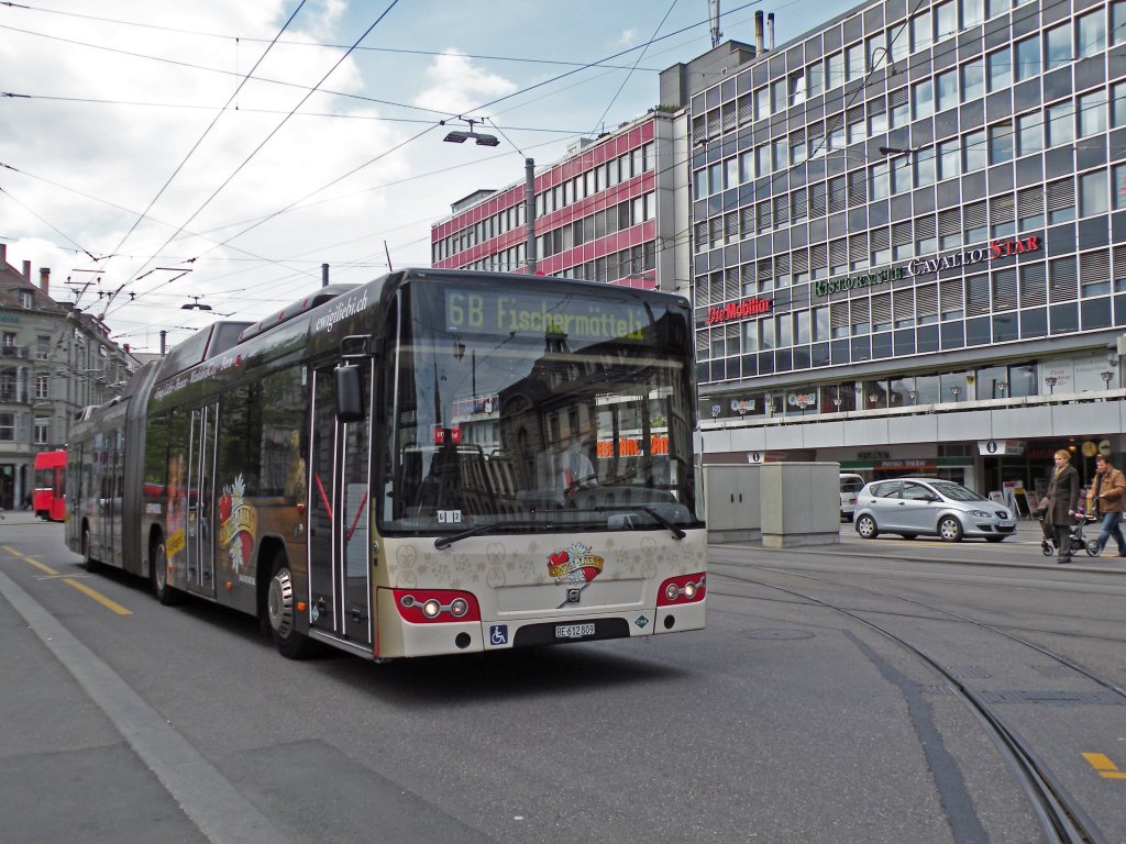 Volvo Bus mit der Betriebsnummer 809 und der Vollwerbung für das Musical Ewigi Liebi auf der Linie 6B am Bubenbergplatz in Bern. Die Aufnahme stammt vom 14.04.2011.