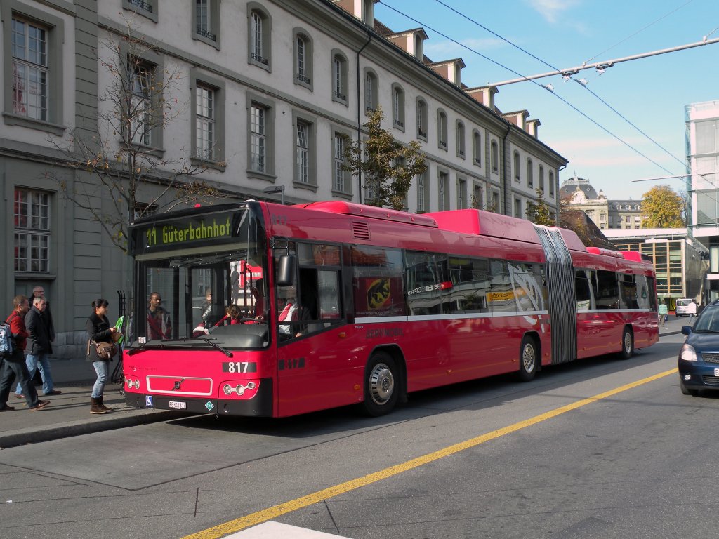 Volvo Bus mit der Betriebsnummer 817 auf der Linie 11 an der Haltestelle beim Bahnhof Bern. Die Aufnahme stammt vom 01.11.2010.