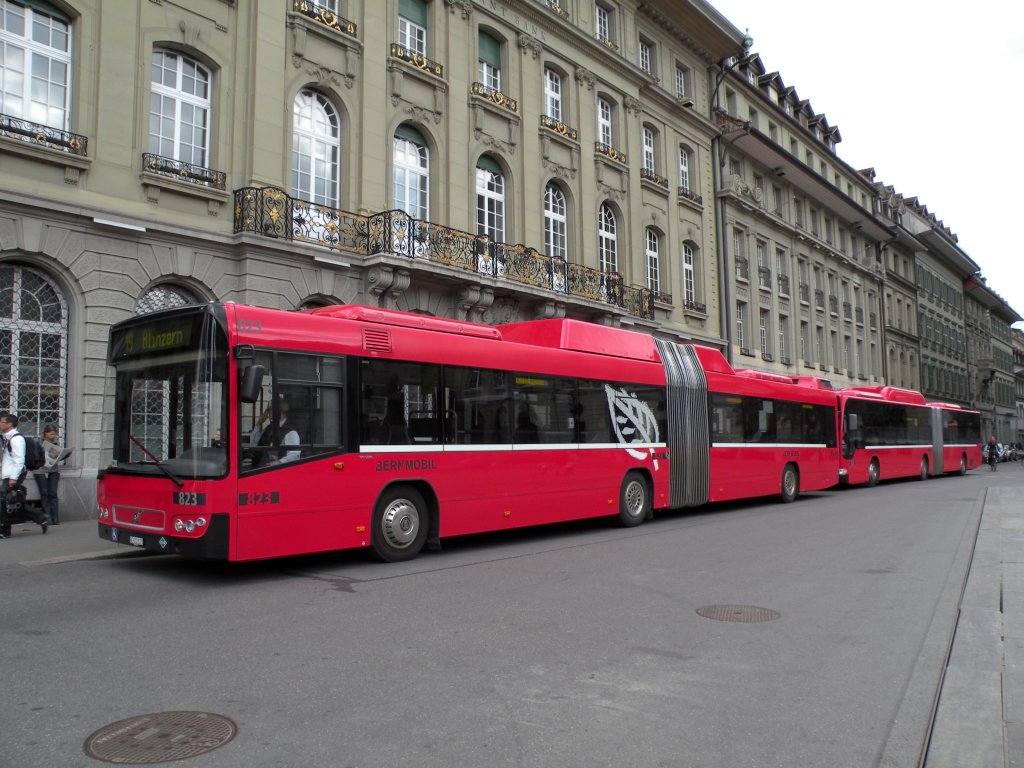 Volvo Bus mit der Betriebsnummer 823 und der Mercedes Citaro mit der Betriebsnummer 858 auf dem Bundesplatz in Bern. Die Aufnahme stammt vom 14.04.2011.