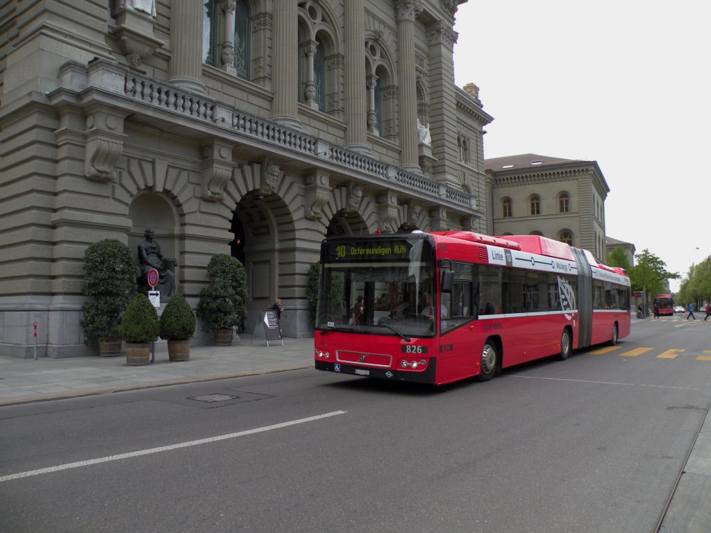 Volvo Bus mit der Betriebsnummer 826 vor dem Bundeshaus in Bern. Die Aufnahme stammt vom 14.04.2011.