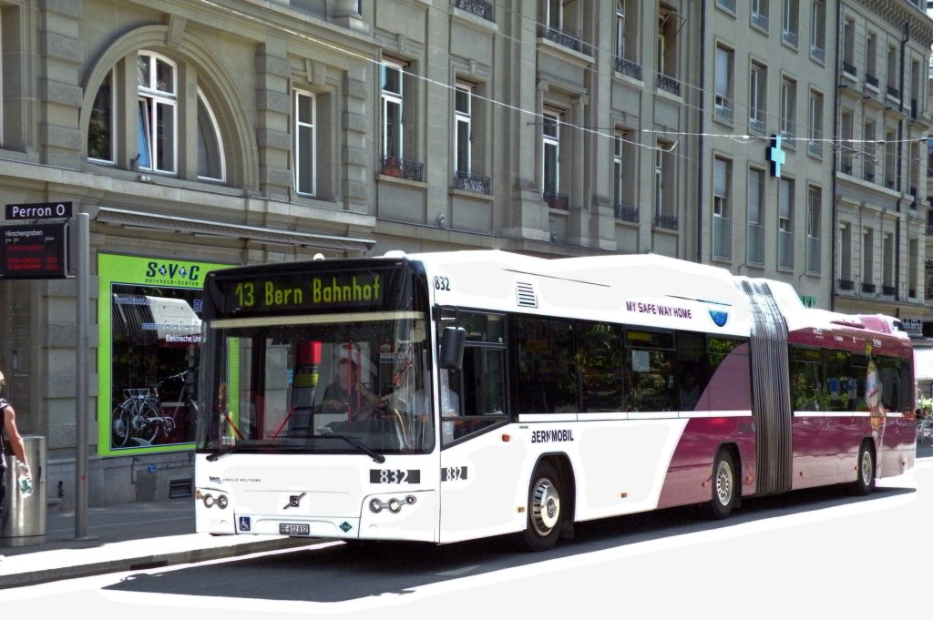 Volvo Bus mit der Betriebsnummer 832 mit Vollwerbung auf der Linie 13 Richtung Bahnhof Bern. Die Aufnahme stammt vom 26.08.2010.
