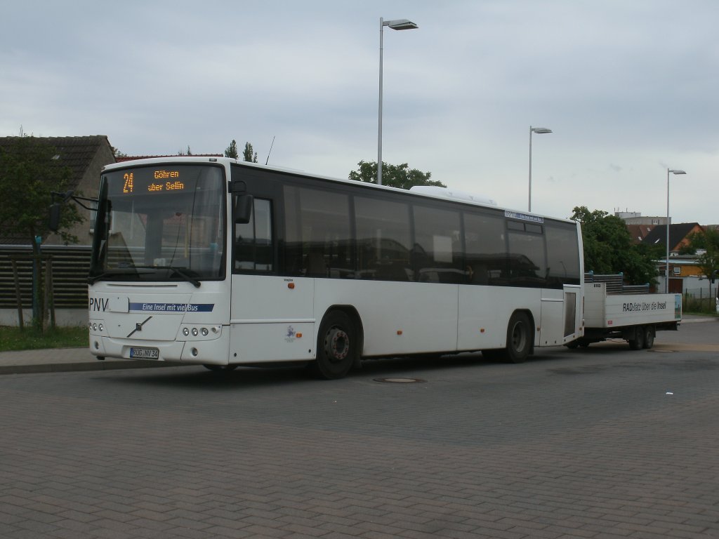 VOLVO-Bus mit Fahrradanhnger am 02.Juli 2012 am Busbahnbof in Bergen/Rgen.