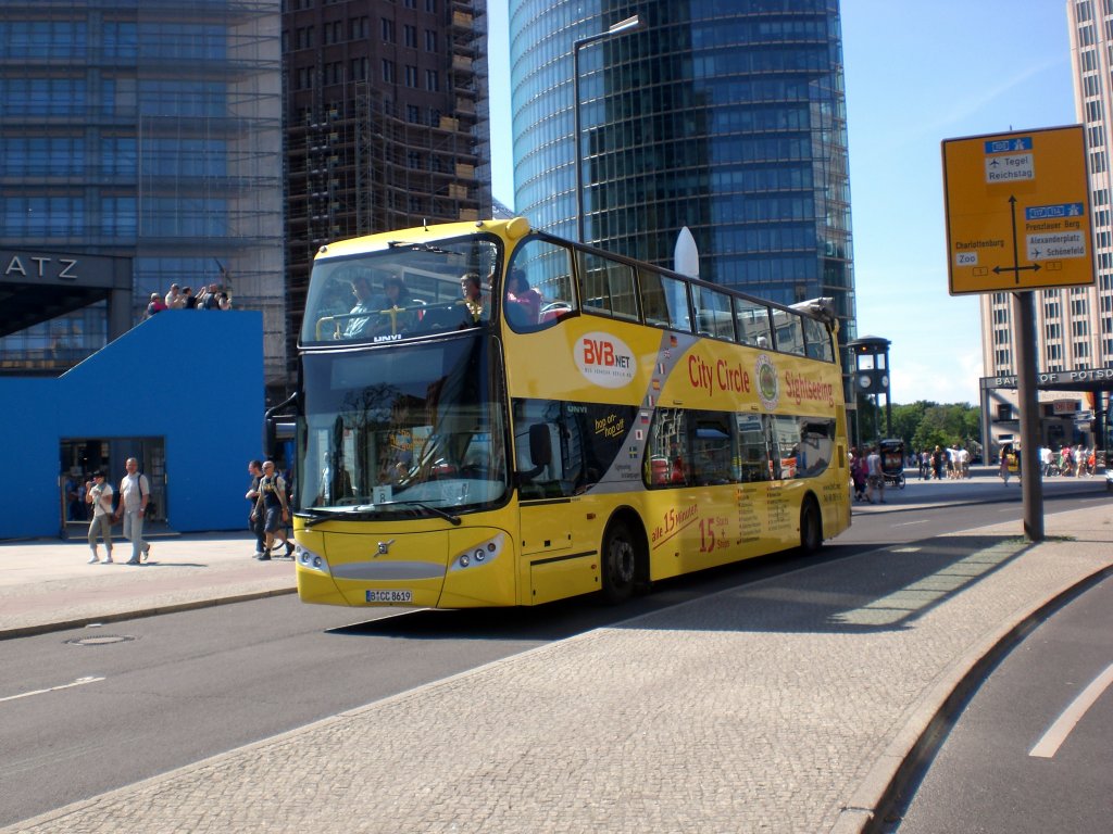 Volvo-Doppeldecker Sightseeing-Bus am S+U Bahnhof Potsdamer Platz.