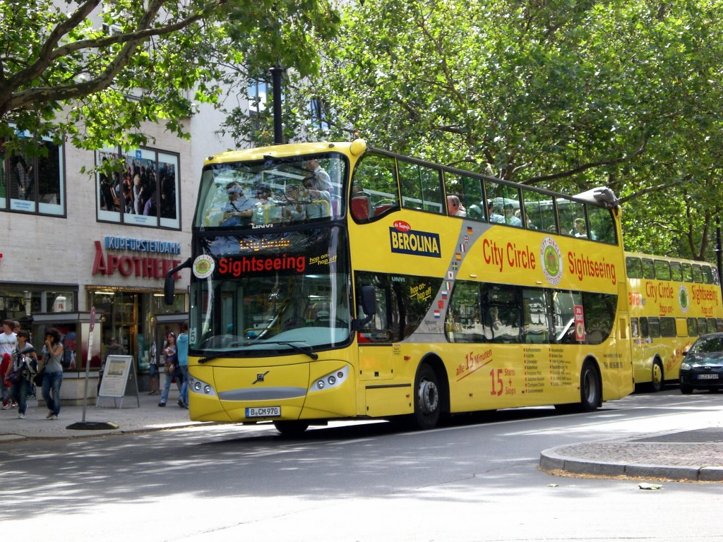 Volvo-Doppeldecker Sightseeing-Bus am U-Bahnhof Kurfrstendamm.