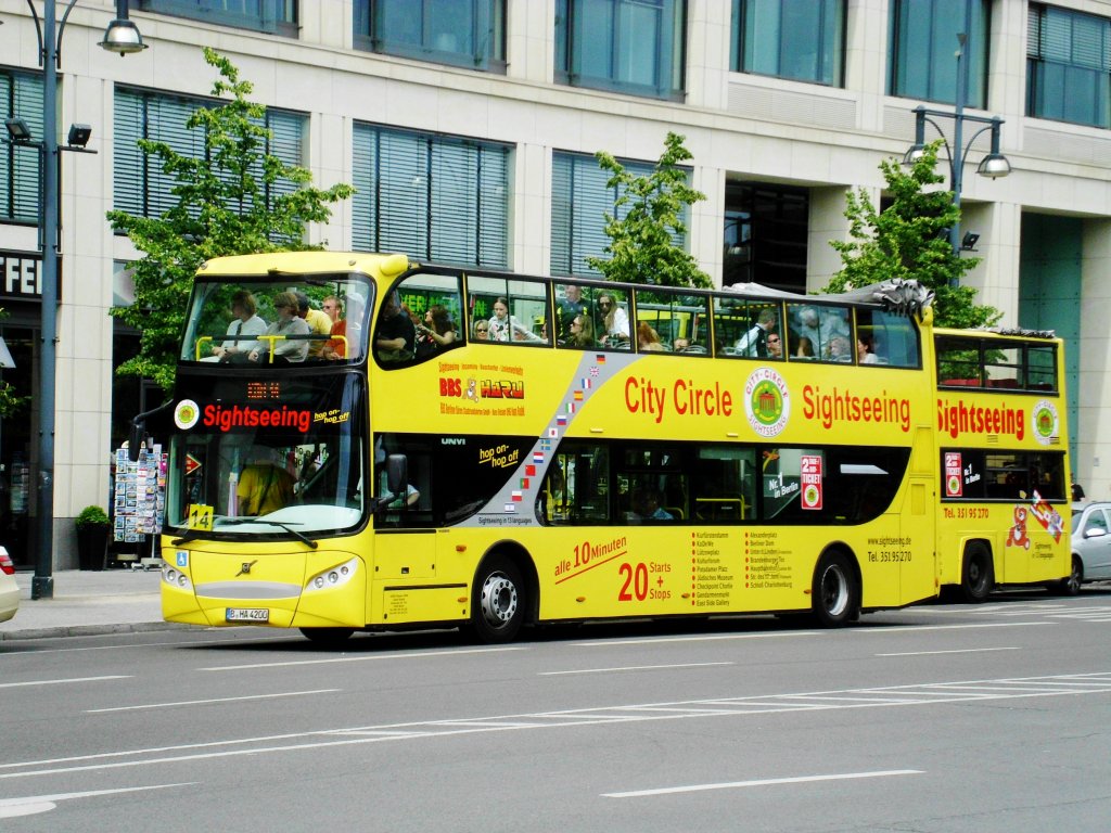Volvo-Doppeldecker Sightseeing-Bus an der Haltestelle Mitte Spandauer Strae/Marienkirche.(15.6.2013) 