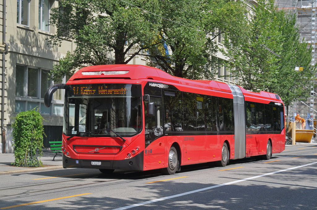 Volvo Hybrid Bus 872, auf der Linie 17, fährt durch die Bundesgase. Die Aufnahme stammt vom 25.08.2017.
