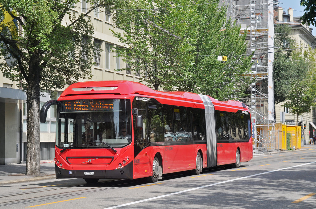 Volvo Hybrid Bus 876, auf der Linie 10, fährt durch die Bundesgase. Die Aufnahme stammt vom 25.08.2017.