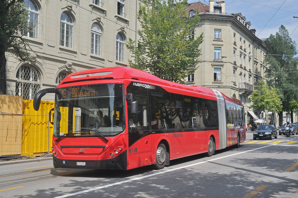 Volvo Hybrid Bus 881, auf der Linie 19, fährt durch die Bundesgasse. Die Aufnahme stammt vom 25.08.2017.