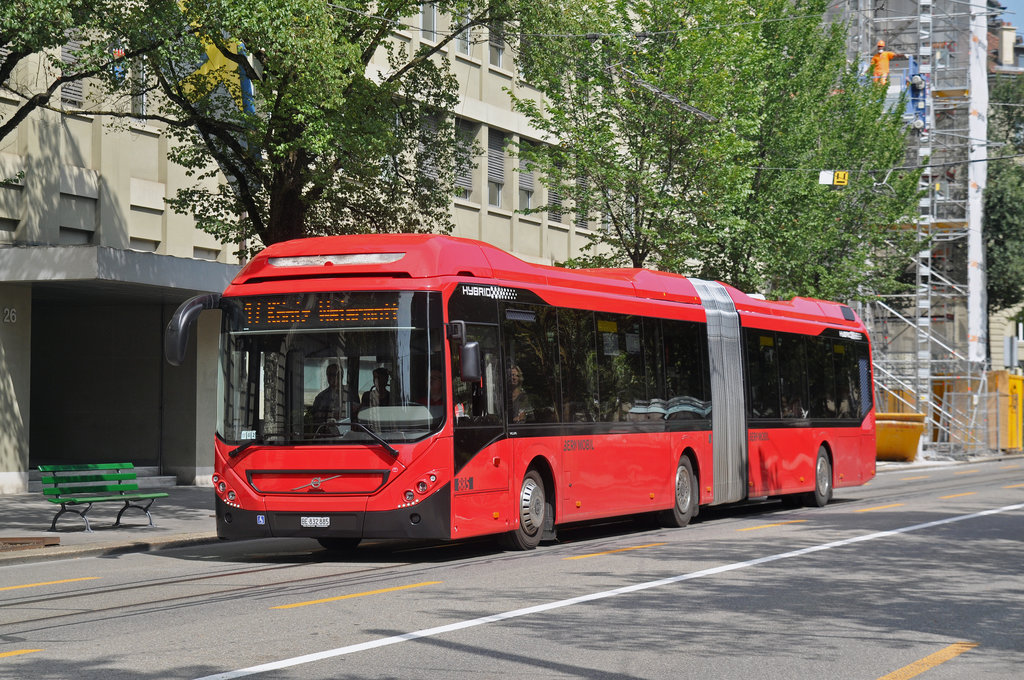 Volvo Hybrid Bus 885, auf der Linie 17, fährt durch die Bundesgase. Die Aufnahme stammt vom 25.08.2017.