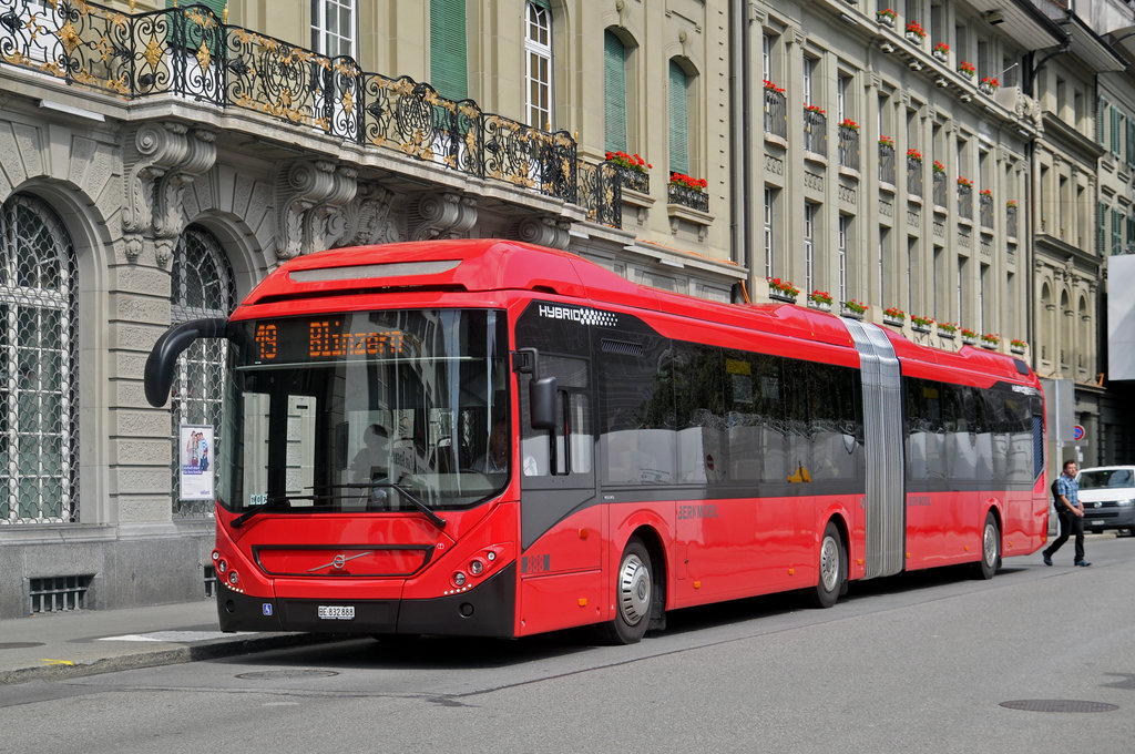 Volvo Hybrid Bus 888, auf der Linie 10, bedient die Haltestelle beim Bundesplatz. Die Aufnahme stammt vom 25.08.2017.