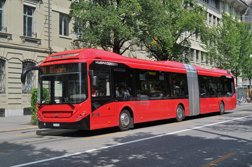 Volvo Hybrid Bus 889, auf der Linie 19, fährt durch die Bundesgase. Die Aufnahme stammt vom 25.08.2017.